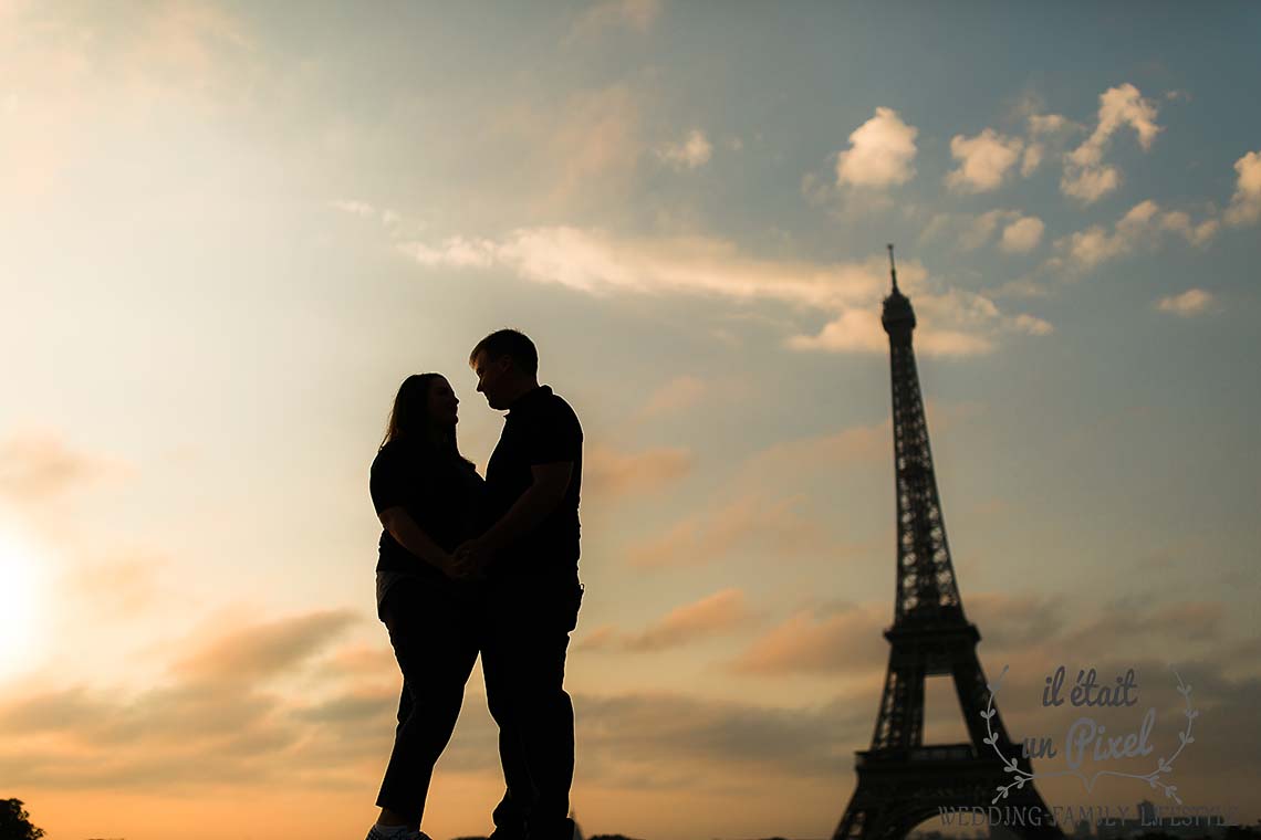 Séance photo de couple au lever du soleil