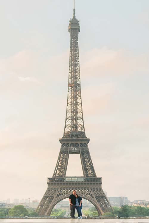 Séance engagement d'un couple americain au trocadero en face de la Tour Eiffel à Paris avec la lumiere douce et dorée du lever du jour 