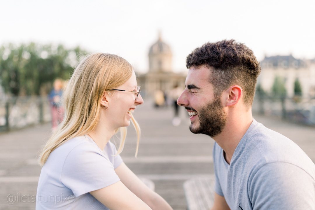 Sance engagement romantique sur le Pont des Arts  Paris