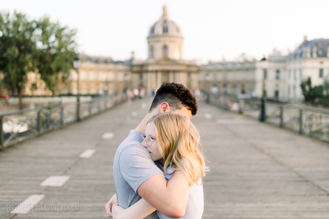 Sance engagement romantique sur le Pont des Arts  Paris
