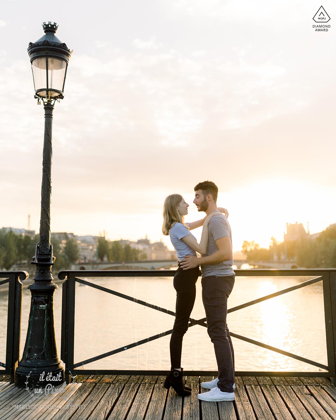 Séance engagement romantique sur le Pont des Arts à Paris