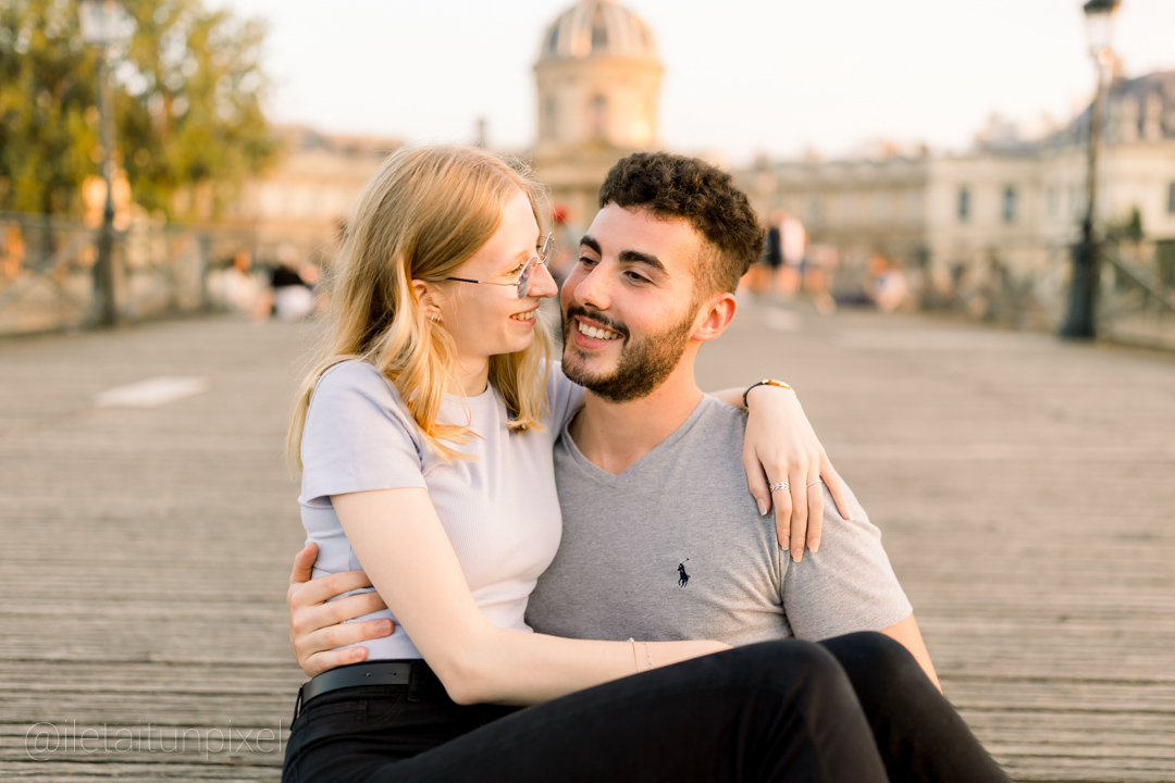 Sance engagement romantique sur le Pont des Arts  Paris