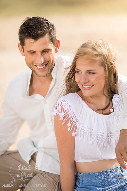 Couple sur la plage en Vendée pendant une séance engagement