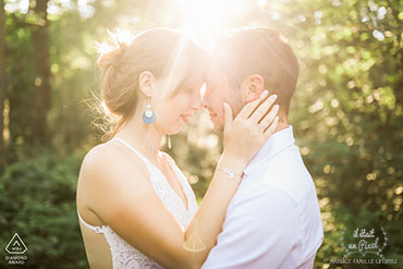 Couple s'embrassant en foret au coucher du soleil, photo récompensée