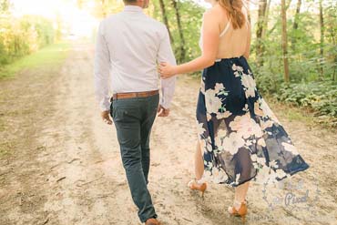  Couple marchant en foret de Rambouillet avec robe au vent