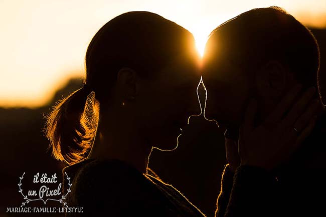 Visages d'un couple pendant une séance engagement au coucher du soleil à Paris