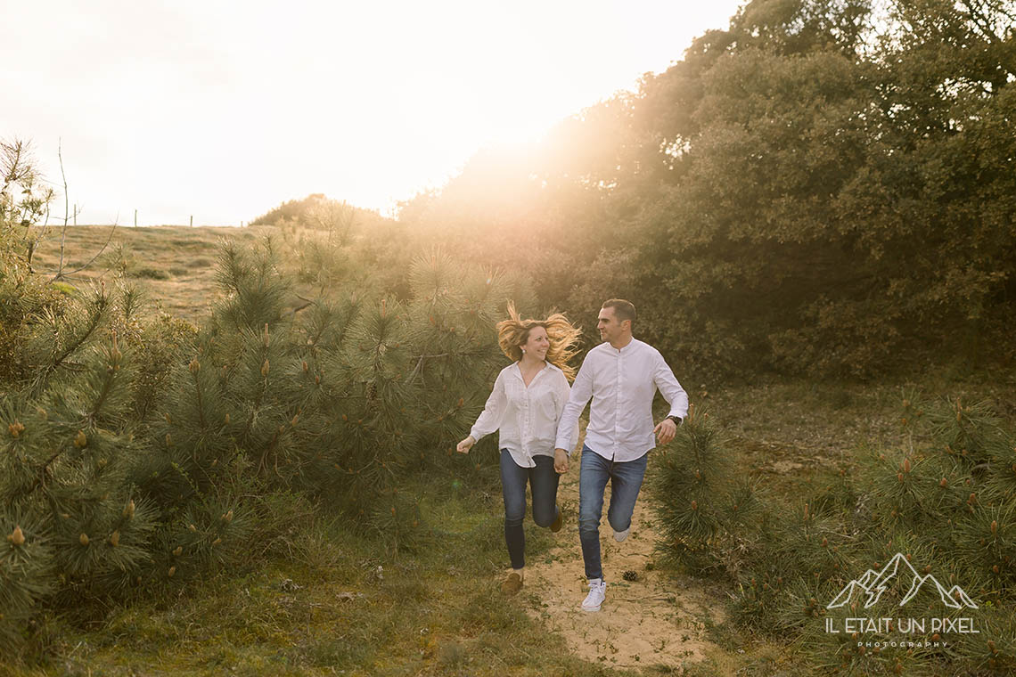 Sance photo engagement couple sur la plage de vendenne de Sauveterre