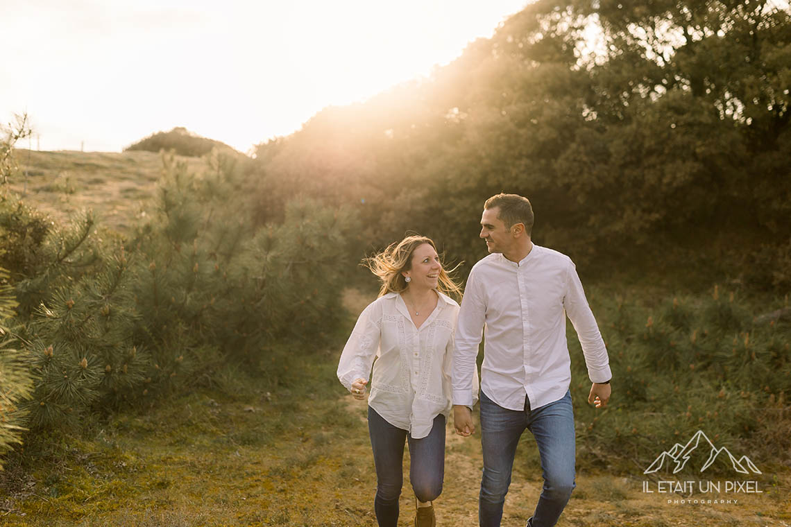 Sance photo engagement couple sur la plage de vendenne de Sauveterre