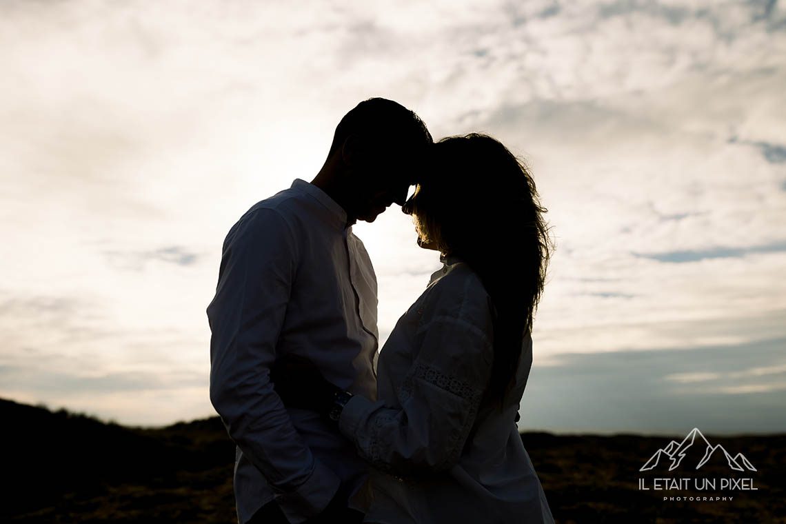 Sance photo engagement couple sur la plage de vendenne de Sauveterre