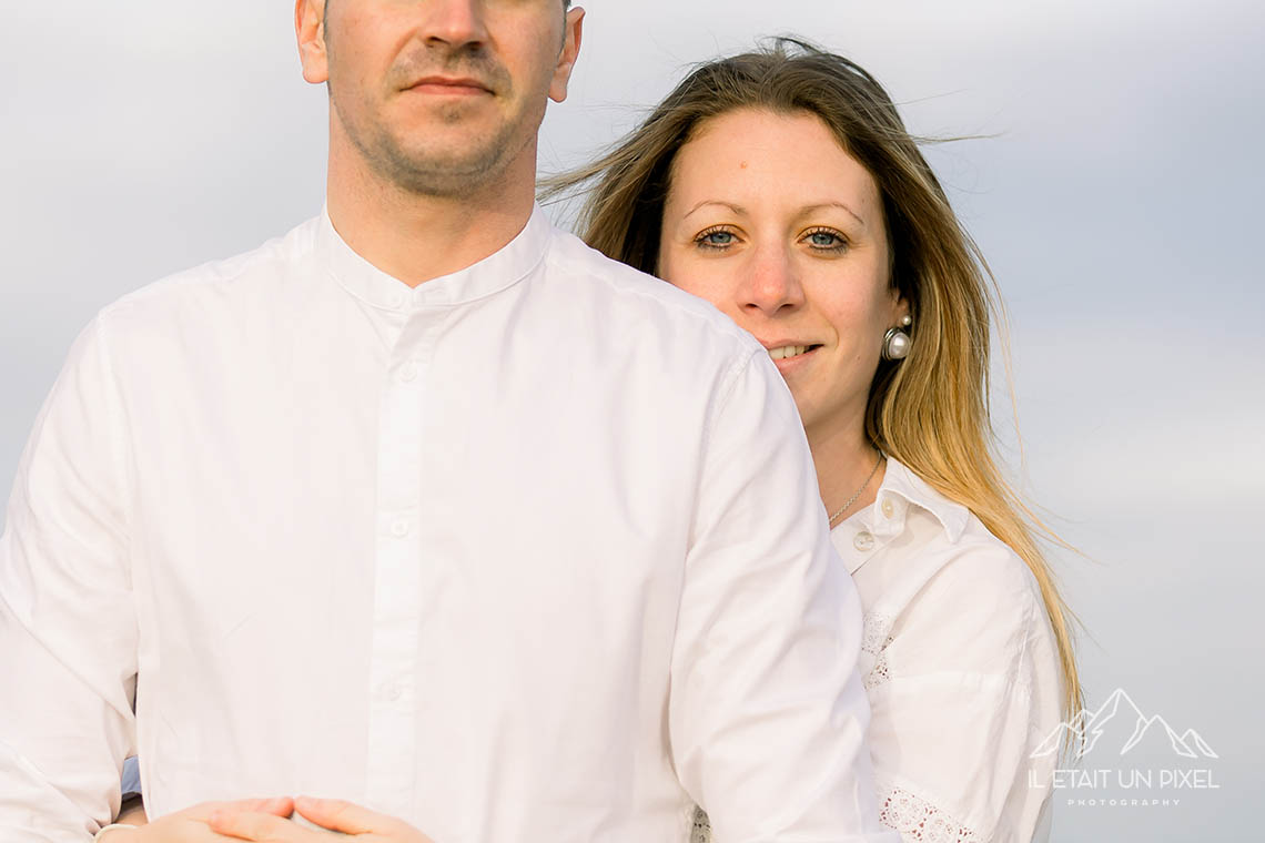 Sance photo engagement couple sur la plage de vendenne de Sauveterre