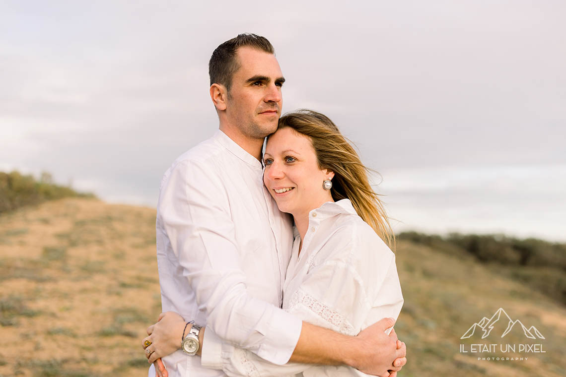 Sance photo engagement couple sur la plage de vendenne de Sauveterre