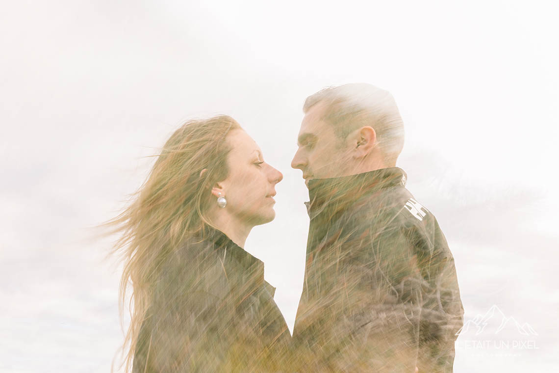 Sance photo engagement couple sur la plage de vendenne de Sauveterre