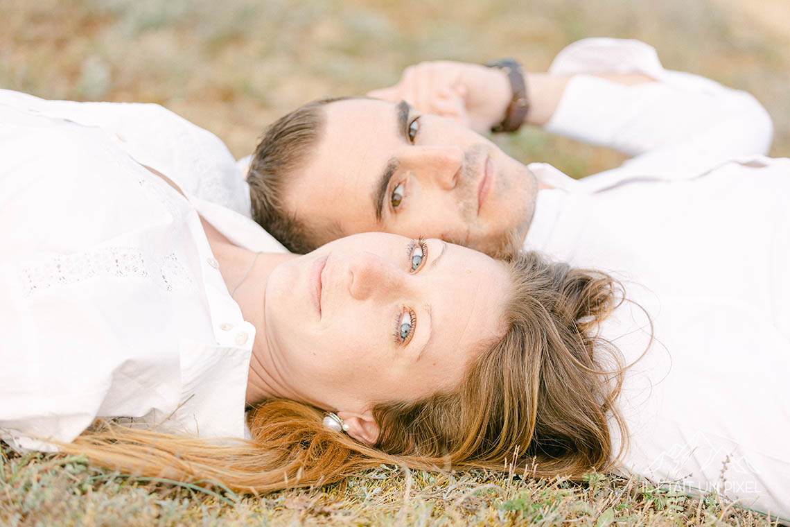 Sance photo engagement couple sur la plage de vendenne de Sauveterre