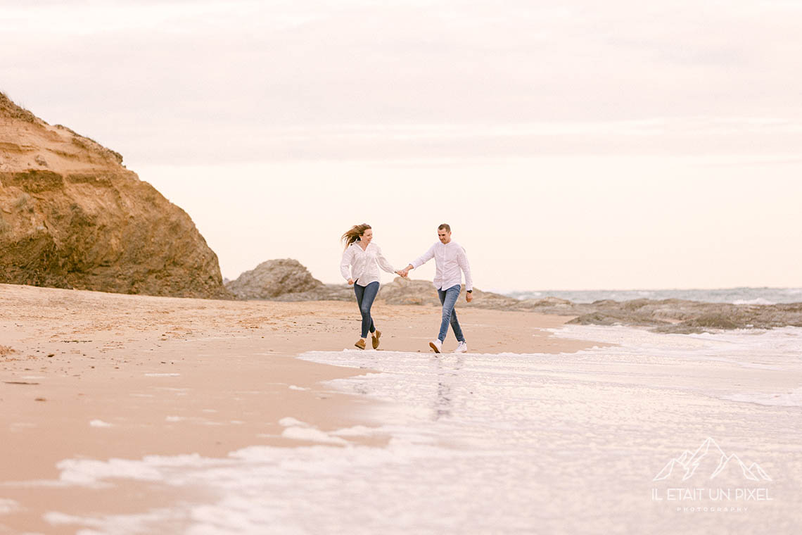 Sance photo engagement couple sur la plage de vendenne de Sauveterre