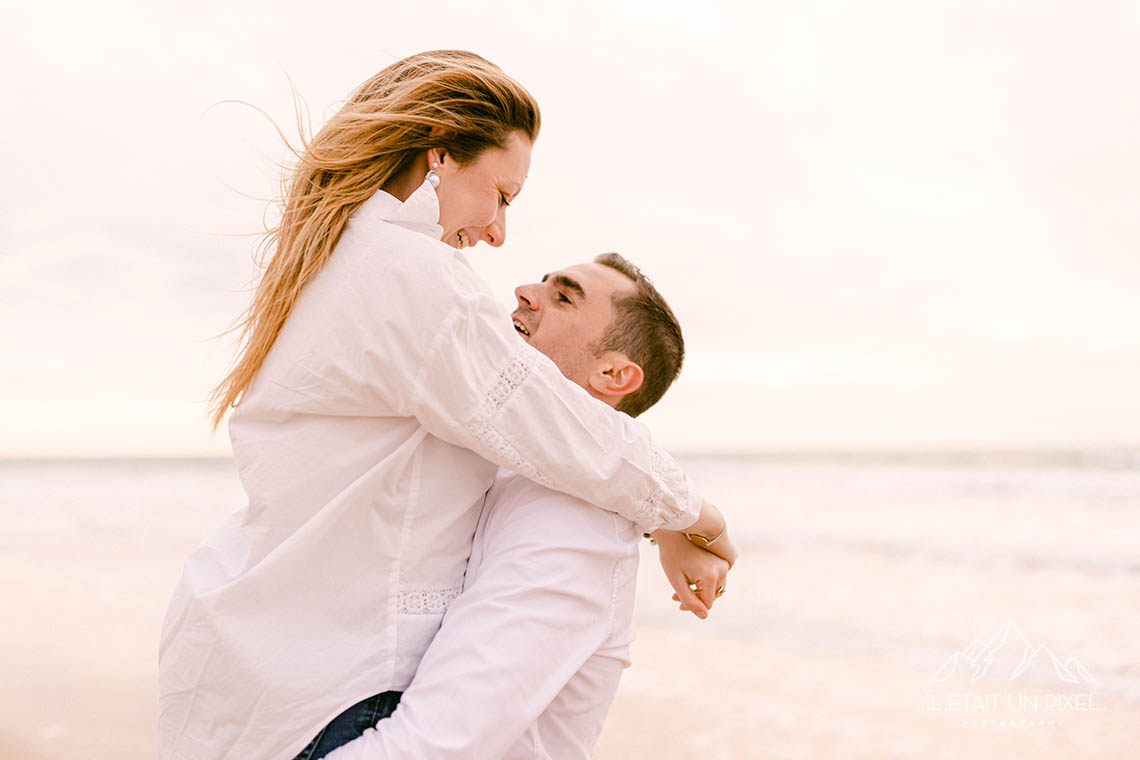 Sance photo engagement couple sur la plage de vendenne de Sauveterre