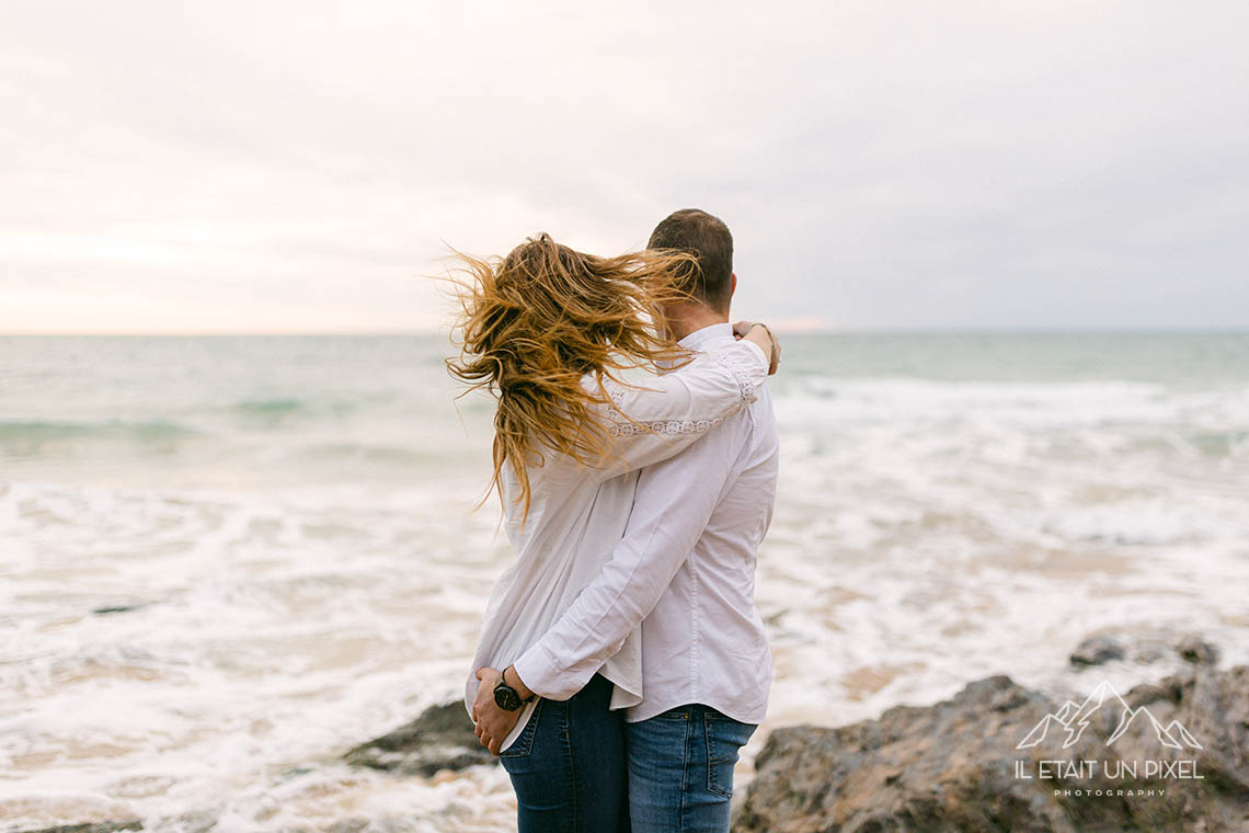 Sance photo engagement couple sur la plage de vendenne de Sauveterre