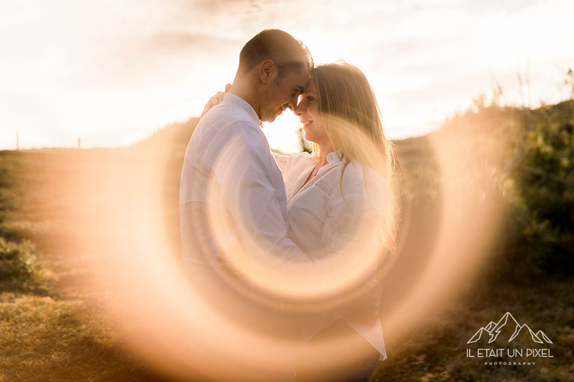 Sance photo engagement couple sur la plage de vendenne de Sauveterre