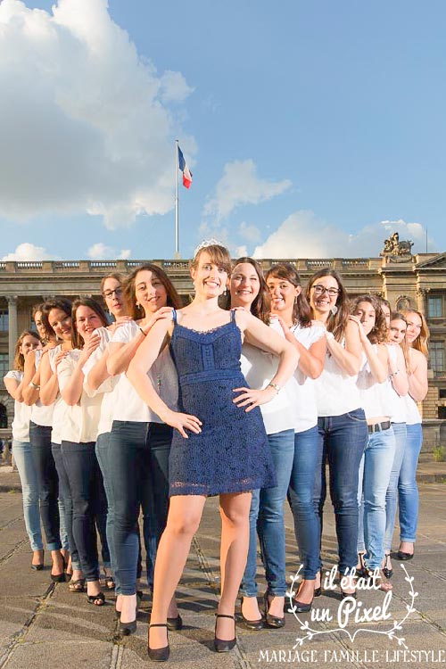 Photo de groupe de jeunes femmes pendant un shooting EVJF a l'occasion d'un enterrement de vie de jeune fille à Paris sur la place de la concorde