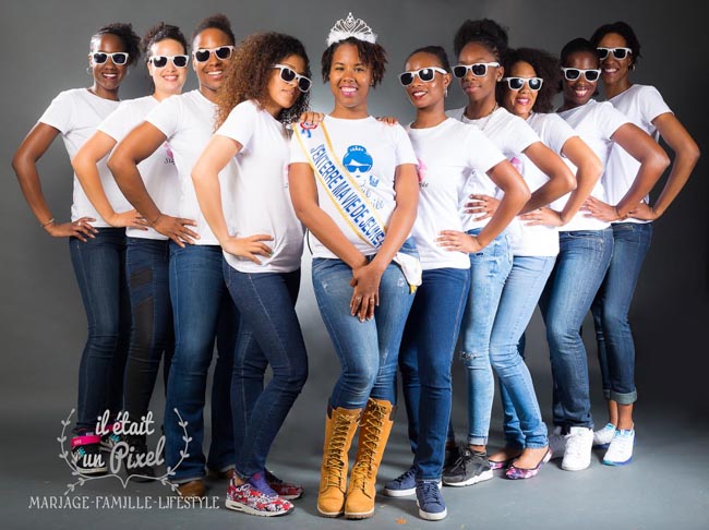 Photo de groupe lors d'un shooting EVJF en studio avec les participantes alignées et portant jean et tshirt blanc avec lunettes de soleil blanches