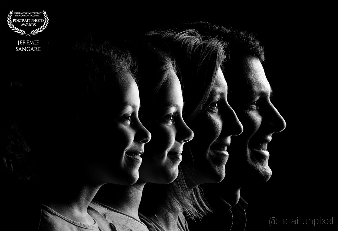 Photo noir et blanc en studio de membres d'une famille de profil regardants tous dans la meme direction et alignés