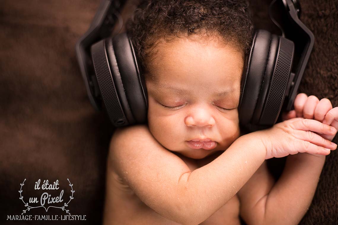 Shooting photo naissance d'un bebe DJ