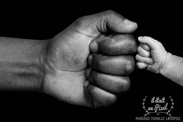 Bébé et papa poing contre poing check en noir et blanc