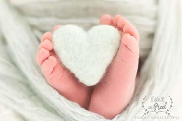 Photo des petits pieds d'un bébé  lors d'un shooting naissance type newborn posing avec accessoires