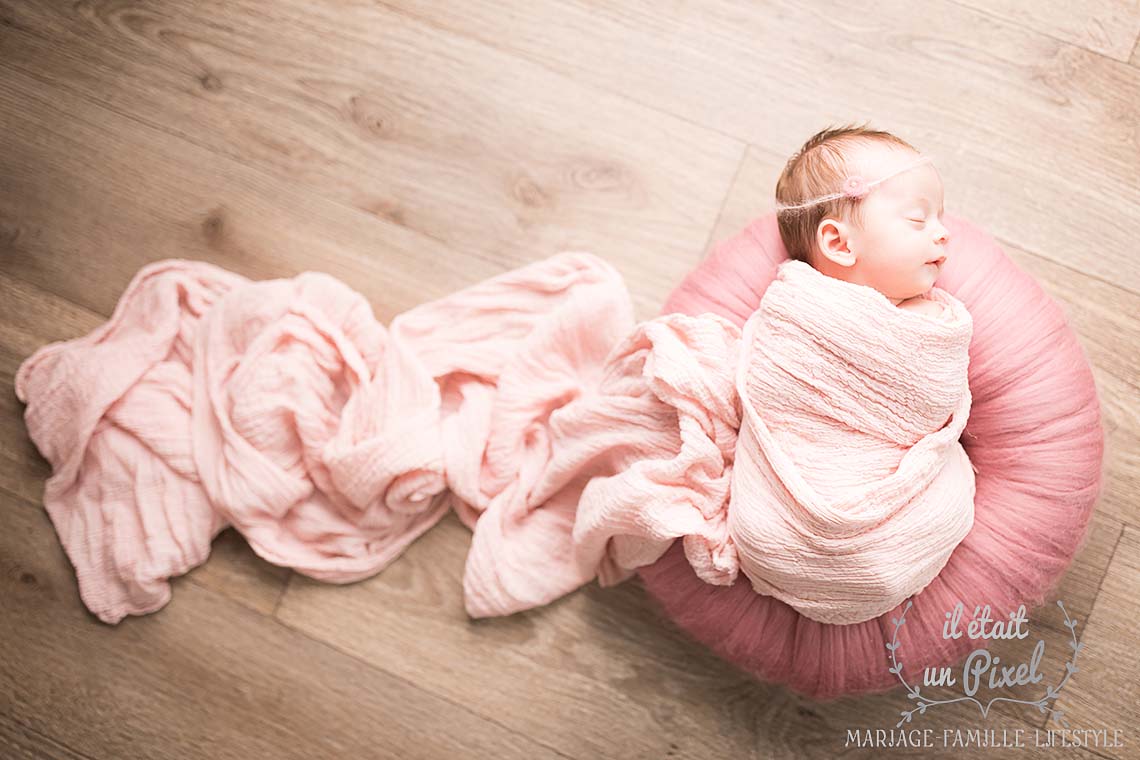 Séance photo newborn posing en studio