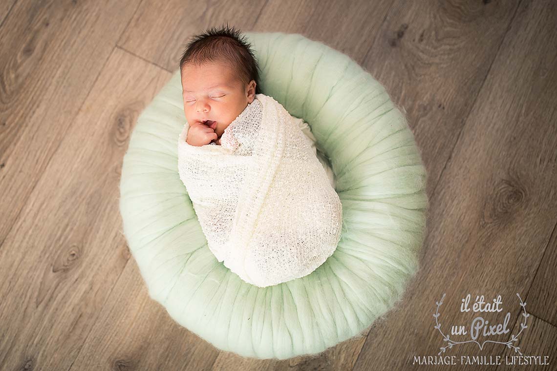 Shooting bébé / séance photo newborn posing