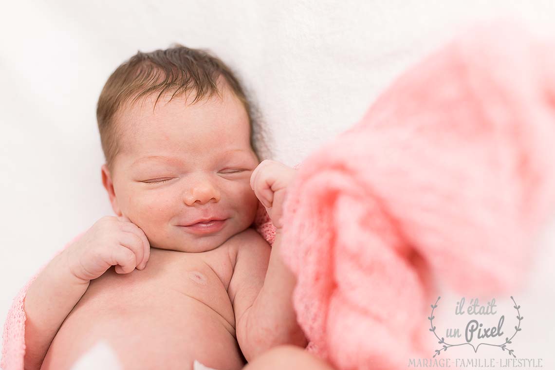 Séance photo nourisson en studio pour bébé Mila