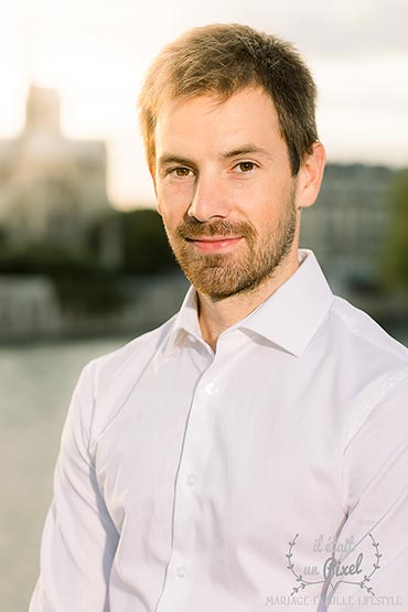 Protrait professionnel d'un jeune homme à Paris à coté de la Cathedrale Notre Dame