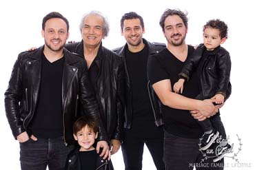 Photo de famille en studio installé à domicile de 4 familles en perfecto noir