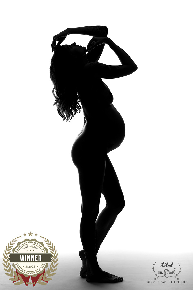 Silhouette noir et blanc artistique d'une jeune femme enceinte