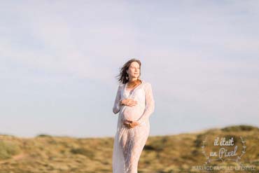 Séance photo de grossesse dans les dunes et sur la plage en Vendée