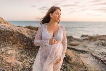 Séance photo de grossesse sur les rochers et sur la plage en Vendée