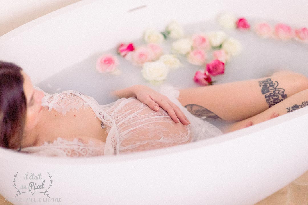 Séance photo de grossesse fine art à domicile, bain de lait avec fleurs fraiches