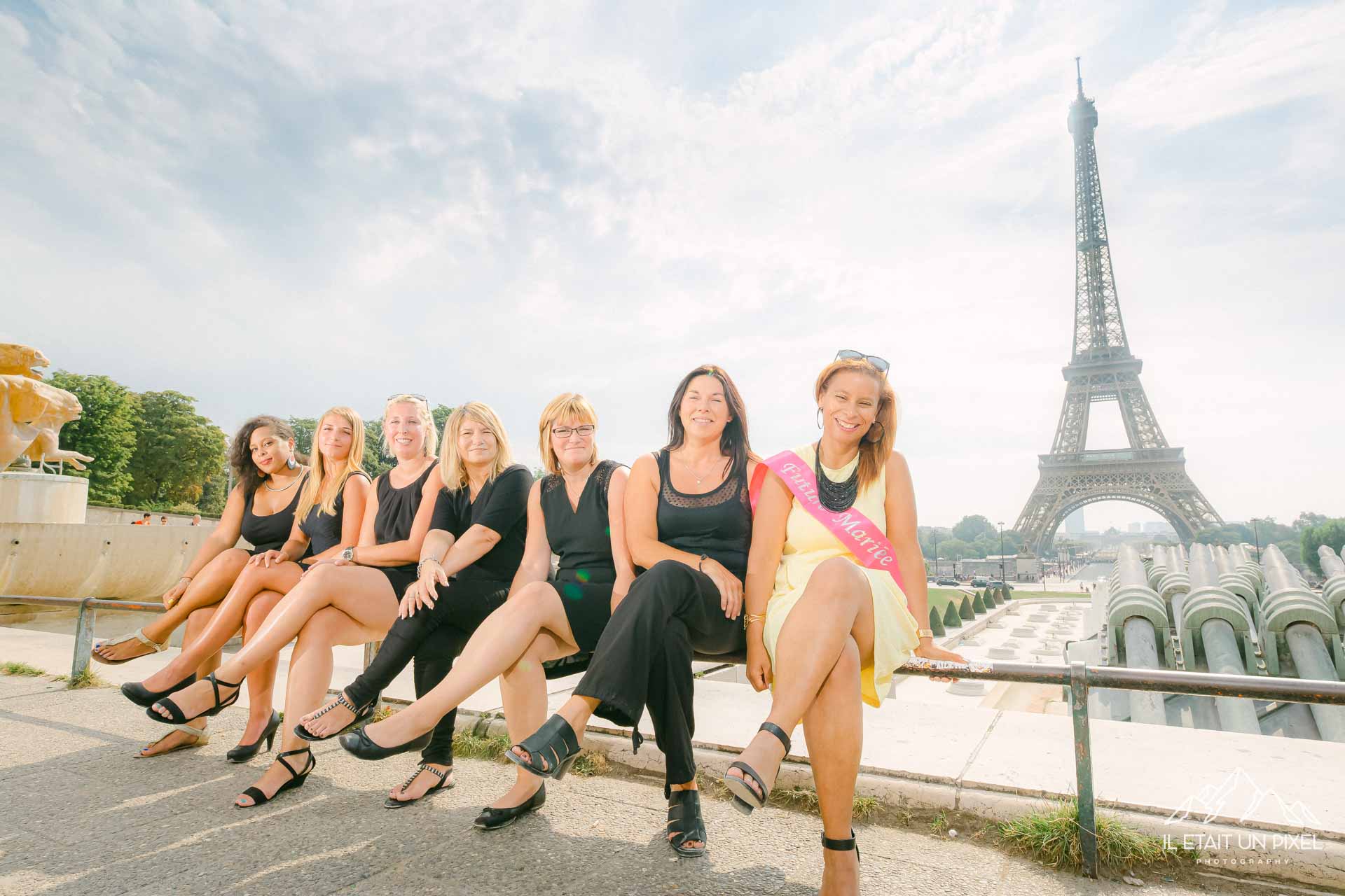 Photo de groupe lors d'un shooting EVJF au Trocadéro à Paris avec les participantes alignées devant la tour Eiffel