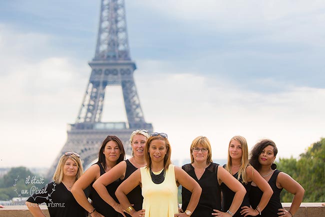 Photo de groupe lors d'un shooting EVJF au Trocadéro à Paris avec les participantes alignées devant la tour Eiffel