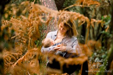 Photo d'allaitement d'une jeune maman en foret aux Sables d'Olonne, Vendée