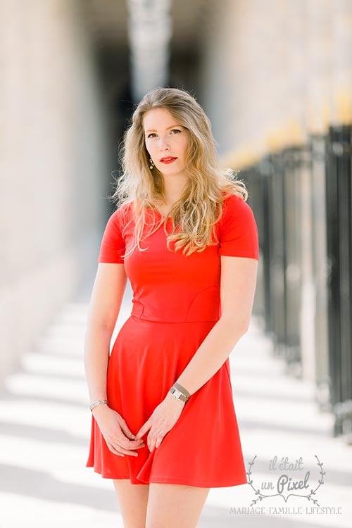 Portrait de jeune femme au Palais Royal à Paris avec couleurs pastel pendant un shooting photo