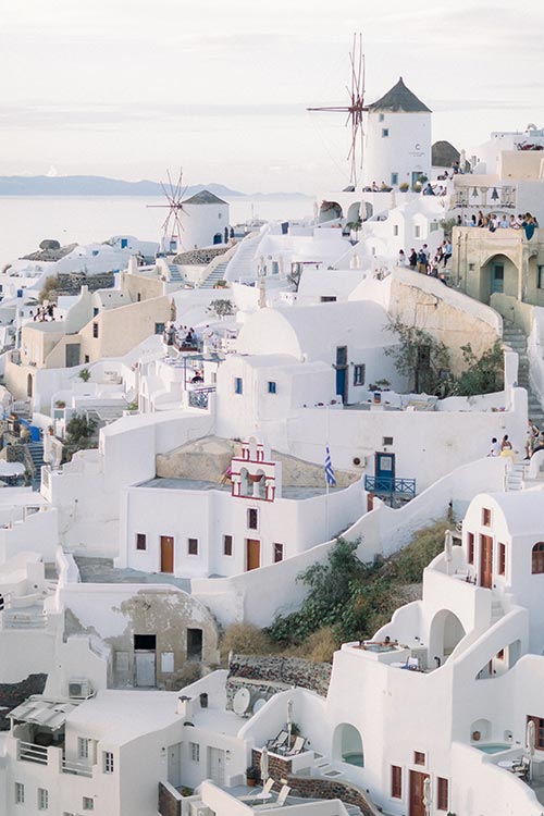 Photographie d'Oia à Santorin en Grèce avec couleurs pastel de style fine art